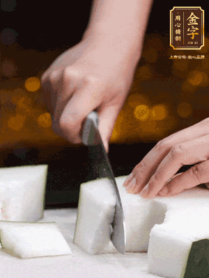 薏米提前浸泡好。冬瓜帶皮洗凈切塊