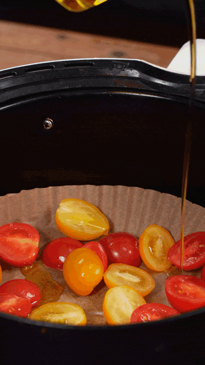 小番茄撒鹽胡椒，空氣炸鍋烤10分鐘至表面變皺