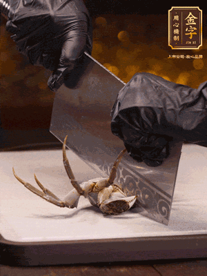 用刷子刷干凈六月黃，一斬二。把蟹蓋、蟹胃拿出來。