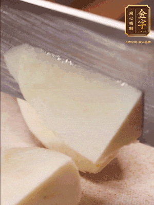 茭白去殼，底部一層老皮刨掉，切成滾刀塊