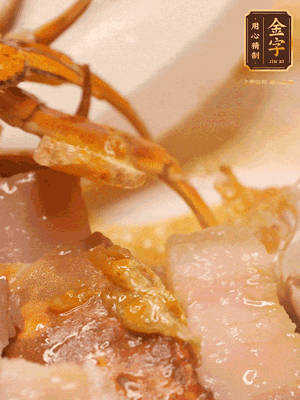 顏色變紅時，放蔥結(jié)、姜片煸香，再放咸肉、茭白、毛豆翻炒