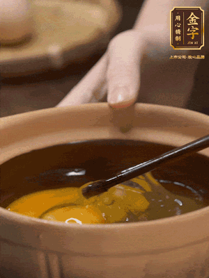 雞蛋打入砂鍋，充分打勻，1.5倍的溫水加一勺鹽，倒入蛋液中，攪拌均勻后用勺子舀去表面浮沫