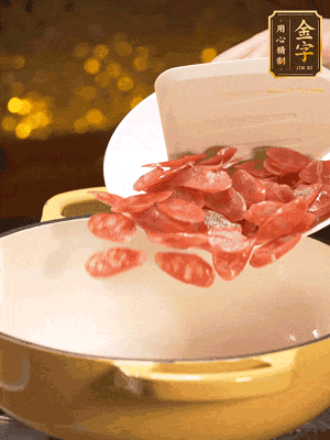 鍋里放油，香腸煸炒出多余的油脂，然后放小米辣