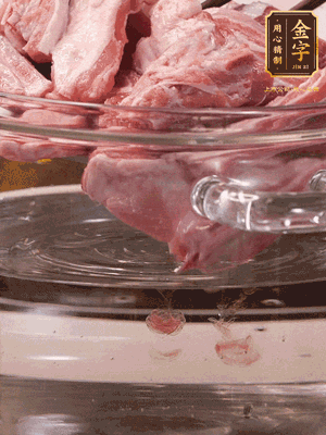 羊排清水洗凈，冷水浸泡30分鐘-2個(gè)小時(shí)，去除血沫。冷水下鍋，小火加熱析出血水后洗凈備用