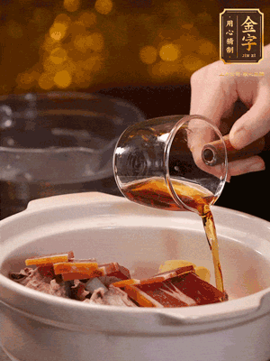 羊排、火腿、姜片一起入砂鍋，大火煮到沸騰