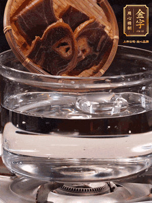 火腿蹄片，冷水下鍋，加蔥姜、料酒焯水