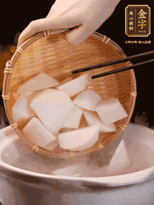 大火煮開后，轉(zhuǎn)中小火燉40分鐘，挑出蔥結(jié)，再下蘿卜燉20分鐘