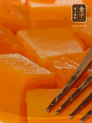 南瓜去皮，一半切塊備用，一半切塊蒸熟，碾成泥