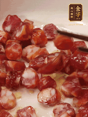 砂鍋熱油，下姜絲、香腸煸香