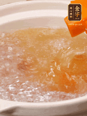 倒入開水、南瓜塊、南瓜泥中火煮5分鐘