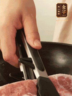 大塊五花肉皮面朝下，烙2-3分鐘