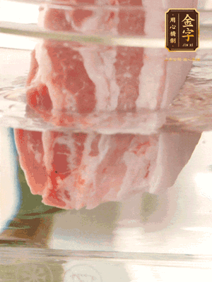 大塊豬五花冷水下鍋，蔥、姜、花雕酒焯水