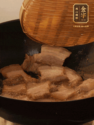 鍋中少油，翻炒五花肉