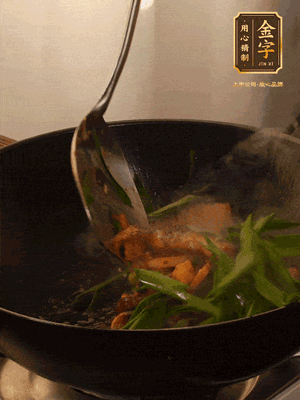 黃豆醬、鹽、糖調(diào)味，淋一圈花雕酒，蒜白先下，蒜葉后下