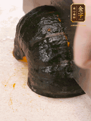 貝貝南瓜去皮，切成小塊。姜切絲