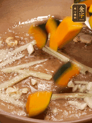 砂鍋倒一層底油，蒜粒、姜絲炒香后，再下南瓜翻炒30秒