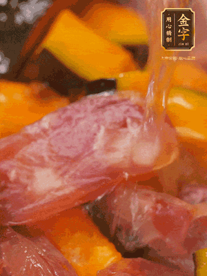 下香腸，倒沒過南瓜的水，加1/2勺鹽、1/2勺白糖、1勺蠔油燜8分鐘