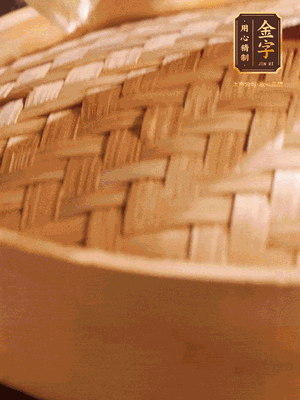 將香腸、醬油肉、臘肉放入蒸容蒸20分鐘