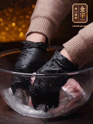 豬肚放入面粉、鹽、白酒，反復揉搓（重復3遍），洗掉表面的黏液。再把豬肚翻過來，剪去油脂，一樣反復揉搓干凈