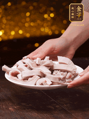 豬肚冷水下鍋，姜蔥料酒去腥，水開煮5分鐘，撈出，切小塊。