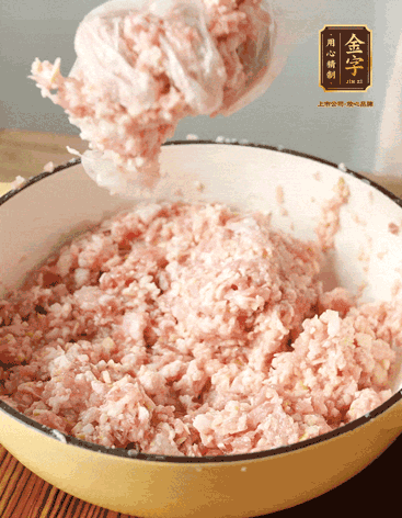 肉丁、咸肉丁、一丟丟鹽、料酒拌勻，反復(fù)摔打上勁。接著加入1兩蔥姜水，反復(fù)拌勻摔打上勁。前后共加3遍。3遍后筍丁，接著反復(fù)摔打上勁。最后加入1個(gè)蛋清、3茶匙生粉拌勻摔打上勁