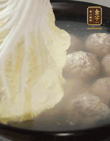 等獅子頭浮起來(lái)時(shí)再加白菜蓋。小火慢燉2小時(shí)