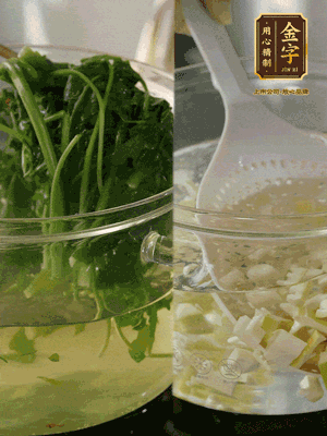 春筍切丁焯水；薺菜加鹽焯水，過涼水后切成細(xì)末