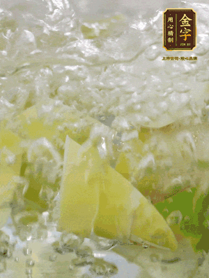 春筍沿著外皮豎著淺劃一刀，剝下外殼，切掉尾部的老根，切滾刀塊。簡單焯水去澀味。