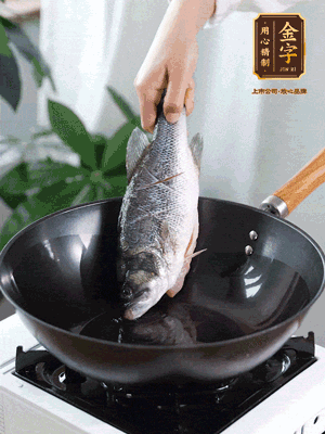 熱油，加1大勺豬油、姜片，再下鱸魚，煎至定型后翻面。（加點豬油，燉出的魚湯更容易變?yōu)榍逅哪贪咨?。?>
					</div>
					<span>步驟 3/6</span>
					<p>熱油，加1大勺豬油、姜片，再下鱸魚，煎至定型后翻面。（加點豬油，燉出的魚湯更容易變?yōu)榍逅哪贪咨＃?/p>
				</li><li>
					<div   id=