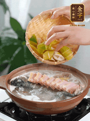 倒開水燉煮后轉(zhuǎn)移入砂鍋，淋料酒去腥、加少許鹽調(diào)味，再依次加咸肉、春筍燉煮15分鐘。