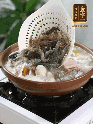 最后加一把蛤蜊、一把河蝦燜2分鐘，放一點白胡椒粉調(diào)味，撒上蔥花點綴！