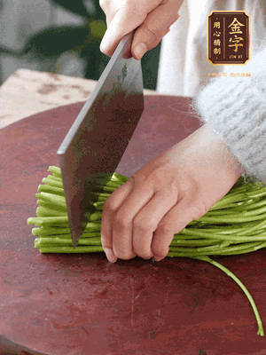 正嫩的藜蒿，掐頭去除根部，切小段