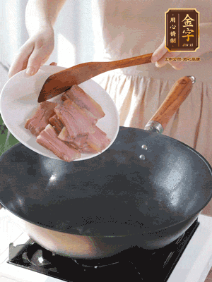 豬油熱鍋，下咸肉煸香，再下蔥姜提鮮