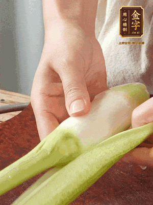 茭白去皮切絲，下鍋稍稍汆燙一下瀝干。