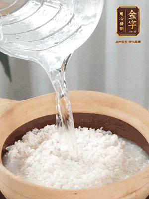 倒入浸泡30分鐘的米，中火煮開后轉(zhuǎn)小火。