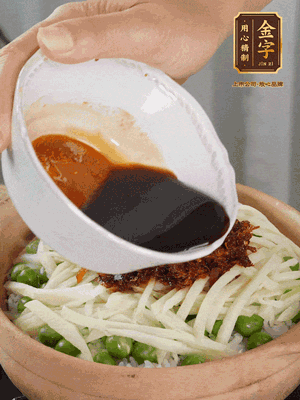 繼續(xù)小火燜3分鐘，淋上XO醬攪拌均勻。
