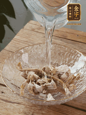 筍干提前泡發(fā)1晚切段，冬瓜去皮切塊。