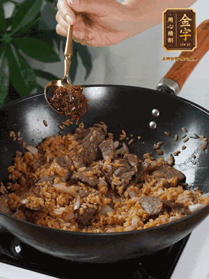 下拌好的米飯炒散，加一大勺XO醬