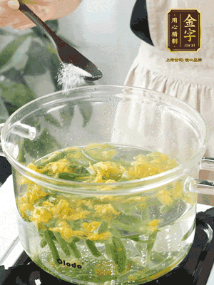 水開后，加鹽、黃瓜花焯水30秒