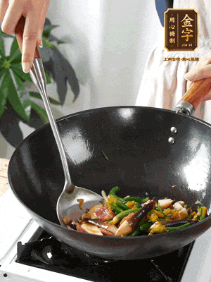 煸香蒜末，下香腸翻炒均勻，再依次下雞縱菌、黃瓜花