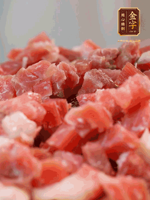 做月餅餡 火腿切成小丁，溫水浸泡5分鐘，上鍋蒸熟15-20分鐘，再將火腿丁、白砂糖、蜂蜜攪拌腌漬2小時
