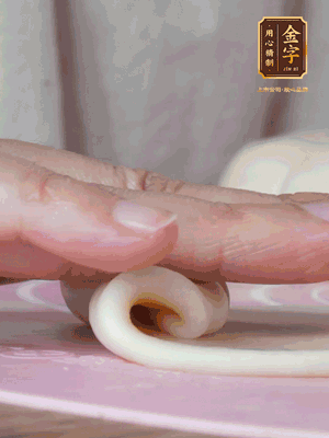 做面劑 油皮按扁，中間包入一個油酥，邊緣收緊捏死。包好的面劑按扁，用搟面杖搟壓成橢圓形。從底部向上卷成筒狀，用保鮮膜蓋好松弛15分鐘，再把筒狀縱向搟壓成長條狀。再卷一次，松弛20分鐘