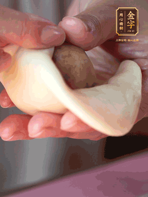 包月餅 面劑兩頭向中間捏緊， 光滑一面向下