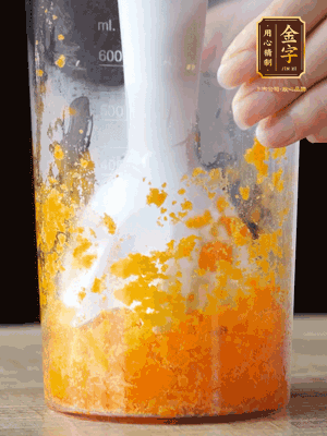 加玉米油、水怡、水揉搓成細(xì)膩的面團(tuán)。松弛半小時(shí)后，分成37g一個(gè)