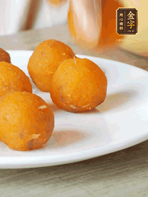 融化的黃油、芝士粉攪勻，加糖粉、蛋液、淡奶油、咸蛋黃攪勻，再加入玉米淀粉、奶粉拌勻，用不粘鍋炒至抱團(tuán)