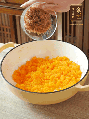 加火腿絲拌均，分成37g一個(gè)餡料，冷凍30分鐘