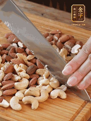 熟堅(jiān)果切成大顆粒，加入杏仁片、白芝麻、火腿絲、熟糯米粉、玫瑰花醬、花生油、水怡攪拌均勻，捏成52g一個(gè)的小球