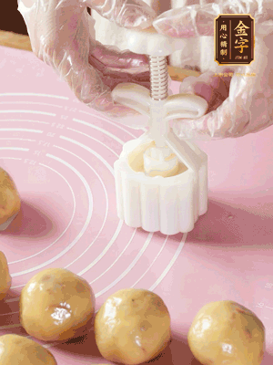 收緊虎口搓圓，裹上一層面粉，放入模具壓一壓