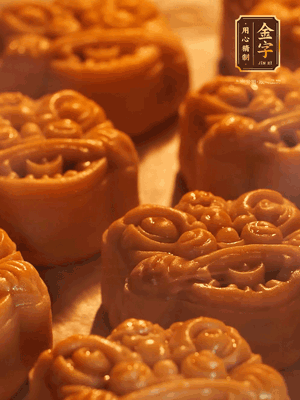 表面噴上水，烤箱預(yù)熱至190℃，170℃烤10分鐘