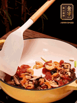 蔥白、干香菇、蝦米、香腸片略微翻炒才出香味，然后倒入料汁（生抽3勺、蠔油2勺、胡椒粉少許）、大米拌勻